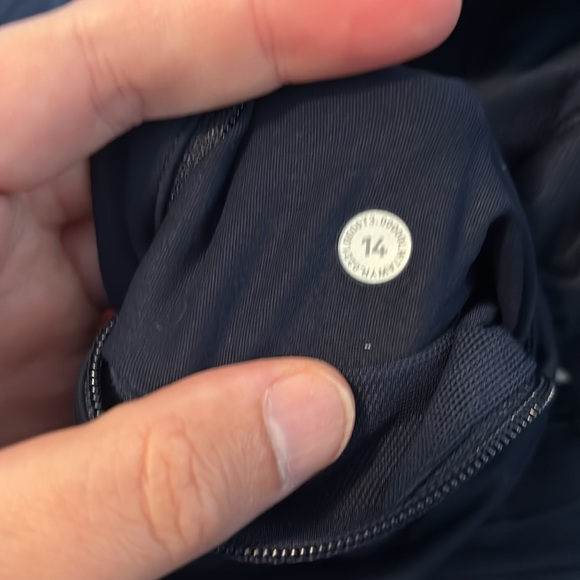 Lululemon women’s navy blue lined 2.5” inseam athletic shorts size 14 - Picture 11 of 11